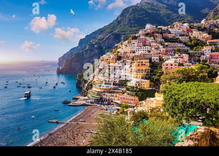 Blick auf Positano mit komfortablem Strand und blauem Meer an der Amalfiküste in Kampanien, Italien. Positano Dorf an der Amalfiküste, Salerno, Kampanien. Beau Stockfoto