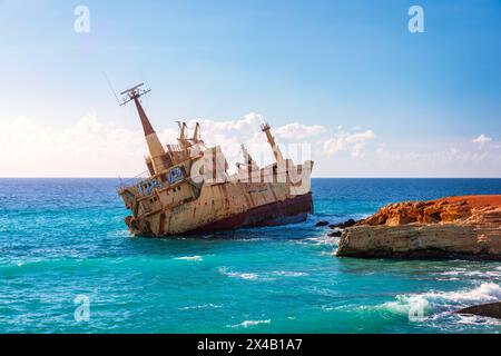 Verlassenes Schiffswrack von Edro III. An der Küste von Peyia in der Nähe von Paphos, Zypern. Historische Edro III Schiffswrack-Stätte am Ufer des Wassers in Zypern. Antenne V Stockfoto
