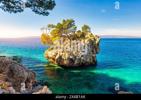 Kamen Brela Symbol der Stadt Brela an der Adriaküste Dalmatiens, Kroatien. Kam Brela, kleine berühmte Insel in Brela, Makarska Riviera, Dalmatien, Stockfoto