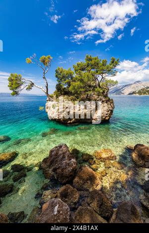 Kamen Brela Symbol der Stadt Brela an der Adriaküste Dalmatiens, Kroatien. Kam Brela, kleine berühmte Insel in Brela, Makarska Riviera, Dalmatien, Stockfoto