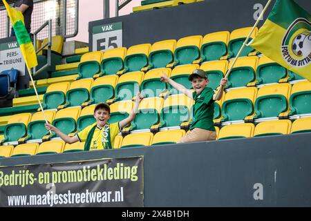 Sittard, Niederlande. Mai 2024. Sittard, Niederlande, 1. Mai 2024: Anhänger von Fortuna Sittard mit Flaggen während des Azerion Vrouwen Eredivisie Fußballspiels zwischen Fortuna Sittard und Twente im Fortuna Sittard Stadion in Sittard, Niederlande. (Leiting Gao/SPP) Credit: SPP Sport Press Photo. /Alamy Live News Stockfoto