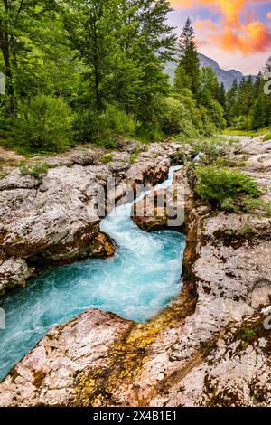 Fantastische Soca-Schlucht in den slowenischen Alpen. Große Soca-Schlucht (Velika korita Soce), Triglav-Nationalpark, Slowenien. Großer Canyon des Soca River, Bovec, Stockfoto