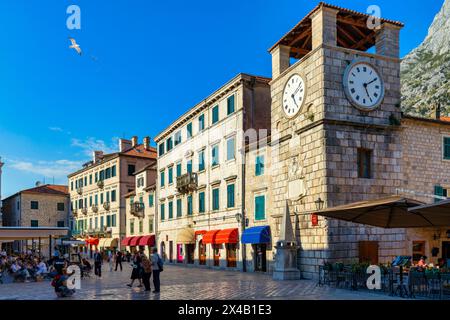 Blick auf die Altstadt von Kotor, Montenegro. Die Bucht von Kotor ist einer der schönsten Orte an der Adria. Historische Altstadt von Kotor und Kot Stockfoto