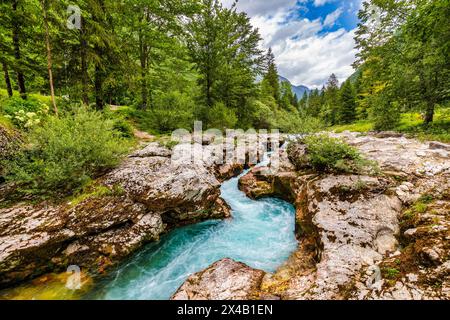 Fantastische Soca-Schlucht in den slowenischen Alpen. Große Soca-Schlucht (Velika korita Soce), Triglav-Nationalpark, Slowenien. Großer Canyon des Soca River, Bovec, Stockfoto
