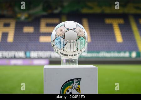 Sittard, Niederlande. Mai 2024. Sittard, Niederlande, 1. Mai 2024: Der Matchball während des Azerion Vrouwen Eredivisie Fußballspiels zwischen Fortuna Sittard und Twente im Fortuna Sittard Stadion in Sittard, Niederlande. (Leiting Gao/SPP) Credit: SPP Sport Press Photo. /Alamy Live News Stockfoto