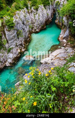 Fantastische Soca-Schlucht in den slowenischen Alpen. Große Soca-Schlucht (Velika korita Soce), Triglav-Nationalpark, Slowenien. Großer Canyon des Soca River, Bovec, Stockfoto