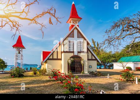 Rote Kirche im Dorf Cap Malheureux auf Mauritius. Notre Dame de Auxiliatrice, ländliche Kirche mit rotem Dach im tropischen Dorf Cap Malheureux auf M Stockfoto