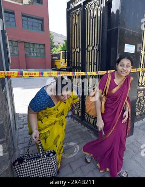 Neu-Delhi, Indien. Mai 2024. NEW DELHI, INDIEN – 1. MAI: Mutter-Mary-Schule Mayur Vihar Phase-1, evakuiert mit Blick auf Bombenhoax-Post am Morgen des 1. Mai 2024 in Neu-Delhi, Indien. (Foto: Sanjeev Verma/Hindustan Times/SIPA USA) Credit: SIPA USA/Alamy Live News Stockfoto