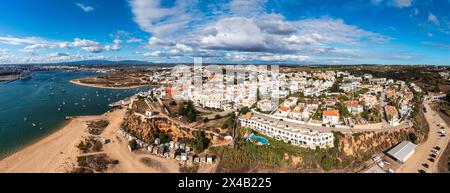 Blick auf das Dorf Ferragudo in der Algarve, Portugal. Alte Seestadt Ferragudo. Blick auf Ferragudo aus der Luft. Ferragudo ist ein wunderschönes Küstendorf in Stockfoto