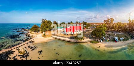 Rote Kirche im Dorf Cap Malheureux auf Mauritius. Notre Dame de Auxiliatrice, ländliche Kirche mit rotem Dach im tropischen Dorf Cap Malheureux auf M Stockfoto