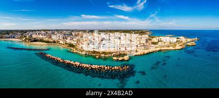 Aus der Vogelperspektive der Stadt Otranto auf der Halbinsel Salento im Süden Italiens, der östlichsten Stadt Italiens (Apulien) an der Küste der Adria. Ansicht Stockfoto