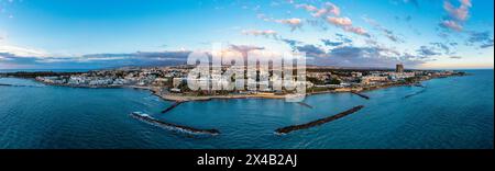 Blick auf die Stadt Paphos auf Zypern. Paphos ist als Zentrum der antiken Geschichte und Kultur der Insel bekannt. Blick auf den Damm im Hafen von Paphos Stockfoto