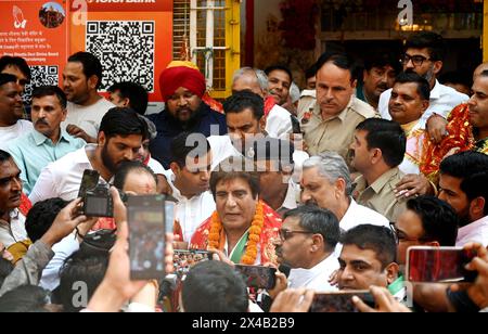 Gurugram, Indien. Mai 2024. GURUGRAM, INDIEN – 1. MAI: Der Bollywood-Schauspieler Raj Babbar kommt nach der Ticketbekanntgabe am 1. Mai 2024 in Gurugram, Indien, zum Gebet in Sheetla Mata Mandir an. (Foto: Parveen Kumar/Hindustan Times/SIPA USA) Credit: SIPA USA/Alamy Live News Stockfoto