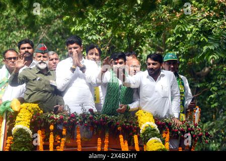 Gurugram, Indien. Mai 2024. GURUGRAM, INDIEN - 1. MAI: Ehemaliger stellvertretender Ministerpräsident Dushyant Chautala und Jannayak Janta Party (JJP) Kandidat für den Wahlkreis Gurgaon Lok Sabha, Rapper Rahul Yadav 'Fazilpuria' während einer Roadshow, bevor er am 1. Mai 2024 bei der Civil Line nahe Mor Chowk in Gurugram, Indien, Nominierung einreichte. (Foto: Parveen Kumar/Hindustan Times/SIPA USA) Credit: SIPA USA/Alamy Live News Stockfoto