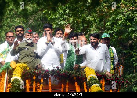 Gurugram, Indien. Mai 2024. GURUGRAM, INDIEN - 1. MAI: Ehemaliger stellvertretender Ministerpräsident Dushyant Chautala und Jannayak Janta Party (JJP) Kandidat für den Wahlkreis Gurgaon Lok Sabha, Rapper Rahul Yadav 'Fazilpuria' während einer Roadshow, bevor er am 1. Mai 2024 bei der Civil Line nahe Mor Chowk in Gurugram, Indien, Nominierung einreichte. (Foto: Parveen Kumar/Hindustan Times/SIPA USA) Credit: SIPA USA/Alamy Live News Stockfoto