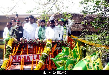 Gurugram, Indien. Mai 2024. GURUGRAM, INDIEN - 1. MAI: Ehemaliger stellvertretender Ministerpräsident Dushyant Chautala und Jannayak Janta Party (JJP) Kandidat für den Wahlkreis Gurgaon Lok Sabha, Rapper Rahul Yadav 'Fazilpuria' während einer Roadshow, bevor er am 1. Mai 2024 bei der Civil Line nahe Mor Chowk in Gurugram, Indien, Nominierung einreichte. (Foto: Parveen Kumar/Hindustan Times/SIPA USA) Credit: SIPA USA/Alamy Live News Stockfoto