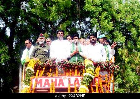 Gurugram, Indien. Mai 2024. GURUGRAM, INDIEN - 1. MAI: Ehemaliger stellvertretender Ministerpräsident Dushyant Chautala und Jannayak Janta Party (JJP) Kandidat für den Wahlkreis Gurgaon Lok Sabha, Rapper Rahul Yadav 'Fazilpuria' während einer Roadshow, bevor er am 1. Mai 2024 bei der Civil Line nahe Mor Chowk in Gurugram, Indien, Nominierung einreichte. (Foto: Parveen Kumar/Hindustan Times/SIPA USA) Credit: SIPA USA/Alamy Live News Stockfoto