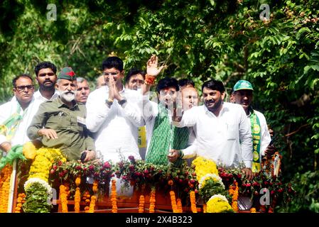 Gurugram, Indien. Mai 2024. GURUGRAM, INDIEN - 1. MAI: Ehemaliger stellvertretender Ministerpräsident Dushyant Chautala und Jannayak Janta Party (JJP) Kandidat für den Wahlkreis Gurgaon Lok Sabha, Rapper Rahul Yadav 'Fazilpuria' während einer Roadshow, bevor er am 1. Mai 2024 bei der Civil Line nahe Mor Chowk in Gurugram, Indien, Nominierung einreichte. (Foto: Parveen Kumar/Hindustan Times/SIPA USA) Credit: SIPA USA/Alamy Live News Stockfoto