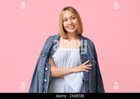 Schöne junge Frau mit bob-Frisur auf rosa Hintergrund Stockfoto