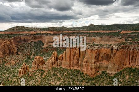 Mai 2024: Saftige Grüntöne aus Pinyon, wacholder und Salbei heben das satte Rot der tiefen Canyonwände im Colorado National Monument in Grand Junction, Colorado hervor. (Bild: © Larry Clouse/Csm/Cal Sport Media) Stockfoto