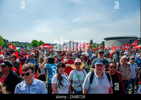 Amsterdam, Niederlande. Mai 2024. Hunderte von Demonstranten hören während der Kundgebung den Reden zu; am Tag des Internationalen Arbeitstages, auch bekannt als Tag der Arbeit, marschierten Menschen in Amsterdam, um für alle ein Lebenseinkommen zu fordern und schwere Arbeit pünktlich einzustellen. Die Demonstration begann am Museumplein im Zentrum der Stadt und wurde von der FNV (dem Verband der niederländischen Gewerkschaften) organisiert. Quelle: SOPA Images Limited/Alamy Live News Stockfoto