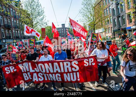 Amsterdam, Niederlande. Mai 2024. Die Schüler halten während der Kundgebung ein Banner. Am Tag des Internationalen Arbeitstages, auch bekannt als Tag der Arbeit, marschierten die Menschen in Amsterdam, um für alle ein Lebenseinkommen zu fordern, damit sie die schwere Arbeit pünktlich einstellen konnten. Die Demonstration begann am Museumplein im Zentrum der Stadt und wurde von der FNV (dem Verband der niederländischen Gewerkschaften) organisiert. Quelle: SOPA Images Limited/Alamy Live News Stockfoto