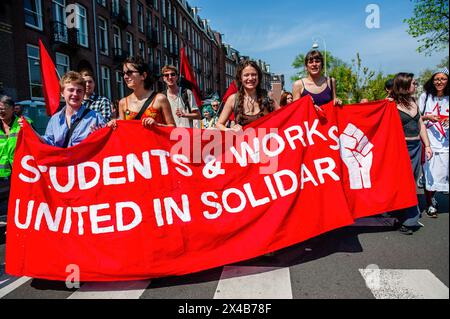 Amsterdam, Niederlande. Mai 2024. Die Schüler halten während der Kundgebung ein Banner. Am Tag des Internationalen Arbeitstages, auch bekannt als Tag der Arbeit, marschierten die Menschen in Amsterdam, um für alle ein Lebenseinkommen zu fordern, damit sie die schwere Arbeit pünktlich einstellen konnten. Die Demonstration begann am Museumplein im Zentrum der Stadt und wurde von der FNV (dem Verband der niederländischen Gewerkschaften) organisiert. Quelle: SOPA Images Limited/Alamy Live News Stockfoto