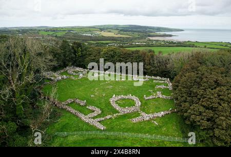 Römische Einfriedungssiedlung der DIN Lligwy-Eisenzeit. Rundes Haus und Metallwerkstattfundamente. In der Nähe von Moelfre, Anglesey, Nordwales, Großbritannien. N.W. aussehend Stockfoto