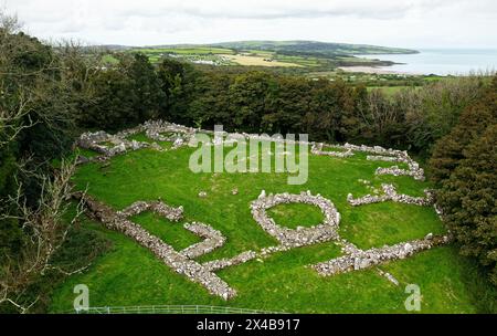 Römische Einfriedungssiedlung der DIN Lligwy-Eisenzeit. Rundes Haus und Metallwerkstattfundamente. In der Nähe von Moelfre, Anglesey, Nordwales, Großbritannien. N.W. aussehend Stockfoto