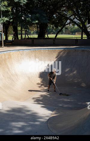 54-jähriger Brasilianer, der die Skate-Lane vor der Benutzung von IT 2 durchfegt. Stockfoto