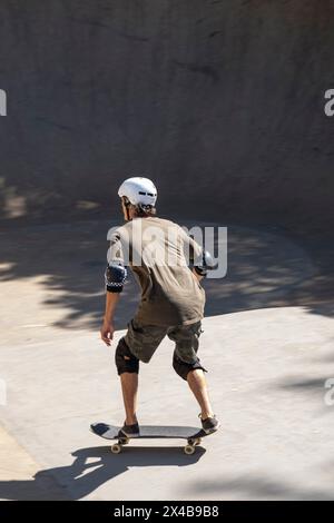 Der 54-jährige brasilianische Skateboarder hat an einem sonnigen Tag Spaß in einem Skatepark 6. Stockfoto