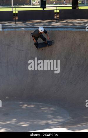 Der 54-jährige brasilianische Skateboarder hat an einem sonnigen Tag Spaß in einem Skatepark 7. Stockfoto