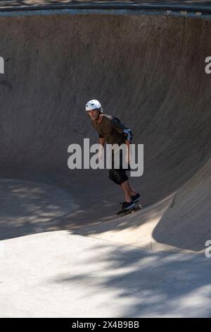 Der 54-jährige brasilianische Skateboarder hat an einem sonnigen Tag Spaß in einem Skatepark 8. Stockfoto