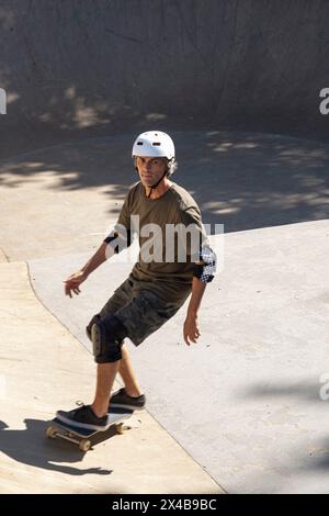 Der 54-jährige brasilianische Skateboarder hat an einem sonnigen Tag Spaß in einem Skatepark 9. Stockfoto