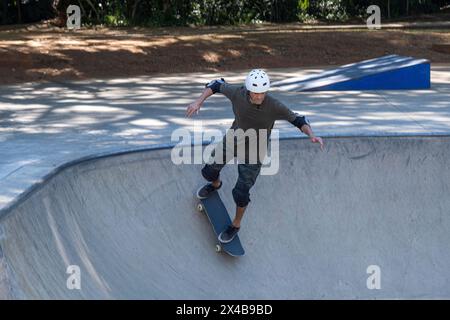 Der 54-jährige brasilianische Skateboarder hat an einem sonnigen Tag Spaß in einem Skatepark 10. Stockfoto