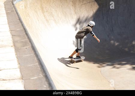 Der 54-jährige brasilianische Skateboarder hat an einem sonnigen Tag Spaß in einem Skatepark 13. Stockfoto