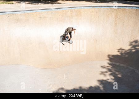 Der 54-jährige brasilianische Skateboarder hat an einem sonnigen Tag Spaß in einem Skatepark 15. Stockfoto