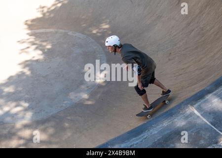 Der 54-jährige brasilianische Skateboarder hat an einem sonnigen Tag Spaß in einem Skatepark 17. Stockfoto