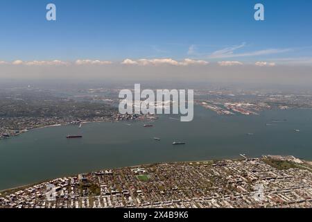 Luftaufnahme des New Yorker Hafens im April 2024 Stockfoto