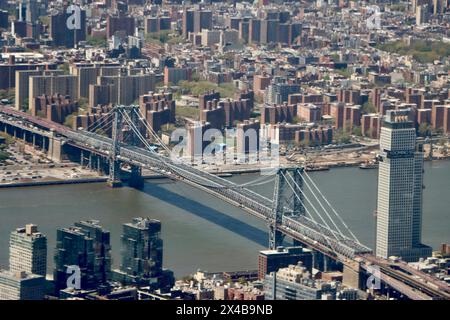 Blick aus der Vogelperspektive auf die Manhattan Bridge mit dem südlichen Manhattan im Hintergrund. Stockfoto