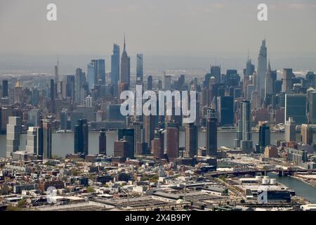 Luftaufnahme von Long Island City mit Midtown Manhattan im Hintergrund, April 2024 Stockfoto