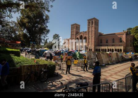 Westwood, Usa. April 2024. Pro-palästinensische Proteste erschüttern den Campus der UCLA nach einem Wochenende der Gewalt zwischen Aktivisten in Westwood und die erhöhte Sicherheit. (Foto: Alberto Sibaja/Pacific Press) Credit: Pacific Press Media Production Corp./Alamy Live News Stockfoto