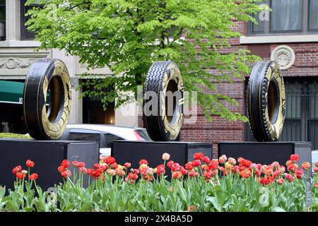 Betsabeé Romero Skulptur „Tracks in Order to Remember“ im Tulpengarten im Zentrum der Park Avenue im oberen Osten von Manhattan im April 2024 Stockfoto