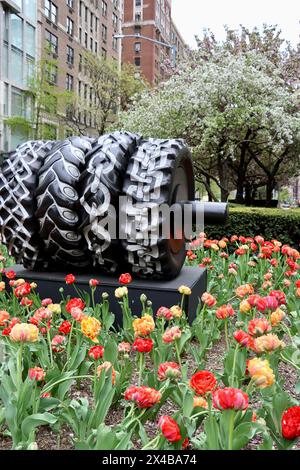 Betsabeé Romero Skulptur „Tracks in Order to Remember“ im Tulpengarten im Zentrum der Park Avenue im oberen Osten von Manhattan im April 2024 Stockfoto