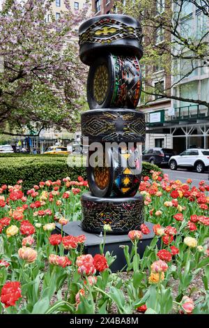 Betsabeé Romero Skulptur „Tracks in Order to Remember“ im Tulpengarten im Zentrum der Park Avenue im oberen Osten von Manhattan im April 2024 Stockfoto