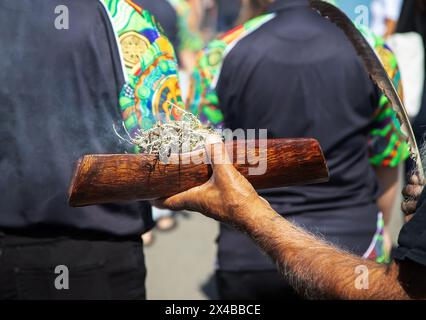 Ritualfeuer mit grünem Ast, Rauch und Feuer, das Ritualritual bei einer indigenen Gemeinde in Australien Stockfoto