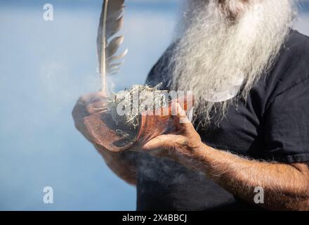 Ritualfeuer mit grünem Ast, Rauch und Feuer, das Ritualritual bei einer indigenen Gemeinde in Australien Stockfoto