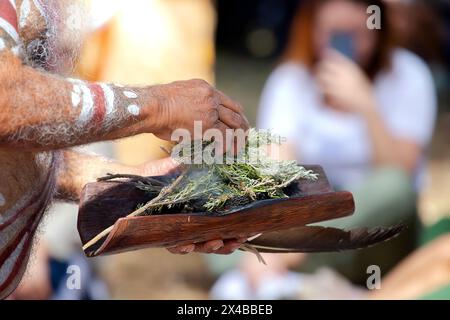 Ritualfeuer mit grünem Ast, Rauch und Feuer, das Ritualritual bei einer indigenen Gemeinde in Australien Stockfoto