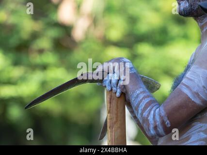 Die menschliche Hand hält rituelle Klappern für den Willkommensritus bei einer indigenen Gemeinde in Australien Stockfoto