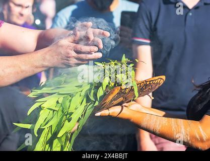 Ritualfeuer mit grünem brennendem Ast, Rauch und Feuer, das Ritualritual bei einer indigenen Gemeinde in Australien Stockfoto